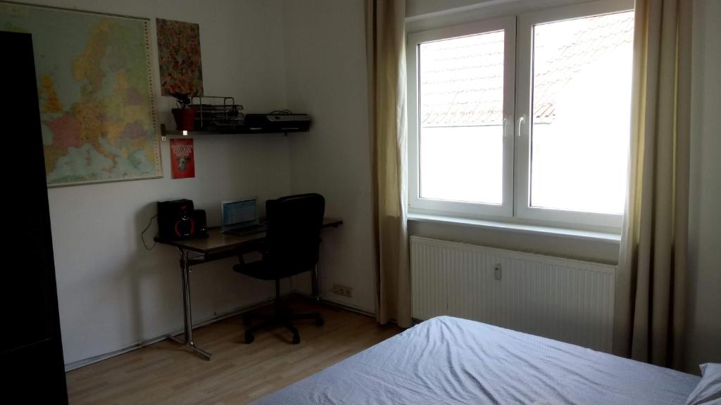 Big Bright Room in a 60sqm apt room 1