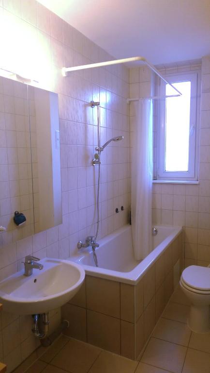 Big Bright Room in a 60sqm apt room 3